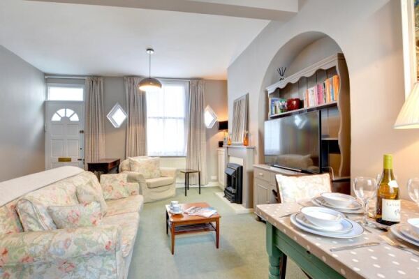 Sitting and Dining Area, Mousehole House Serviced Accommodation, Brighton