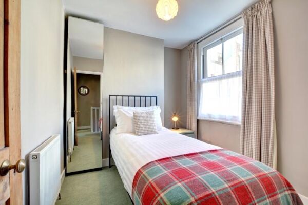Bedroom, Mousehole House Serviced Accommodation, Brighton