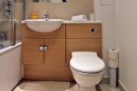 Bathroom, Parkway Serviced Apartments, Newbury