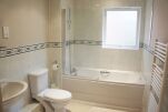 Bathroom, Elmcroft Serviced Apartments, Crawley