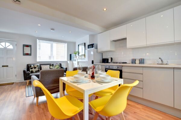 Kitchen and Dining Area, The Pearl Serviced Accommodation, Brighton