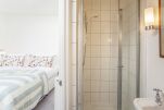 Shower Room, Sydney Stables House Serviced Accommodation, Bath