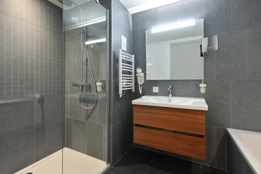 Shower Room, Martin's All Suites Serviced Accommodation, Louvain-la-Neuve