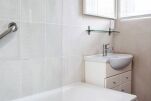 Bathroom, Bedford Hill Serviced Apartment, Balham