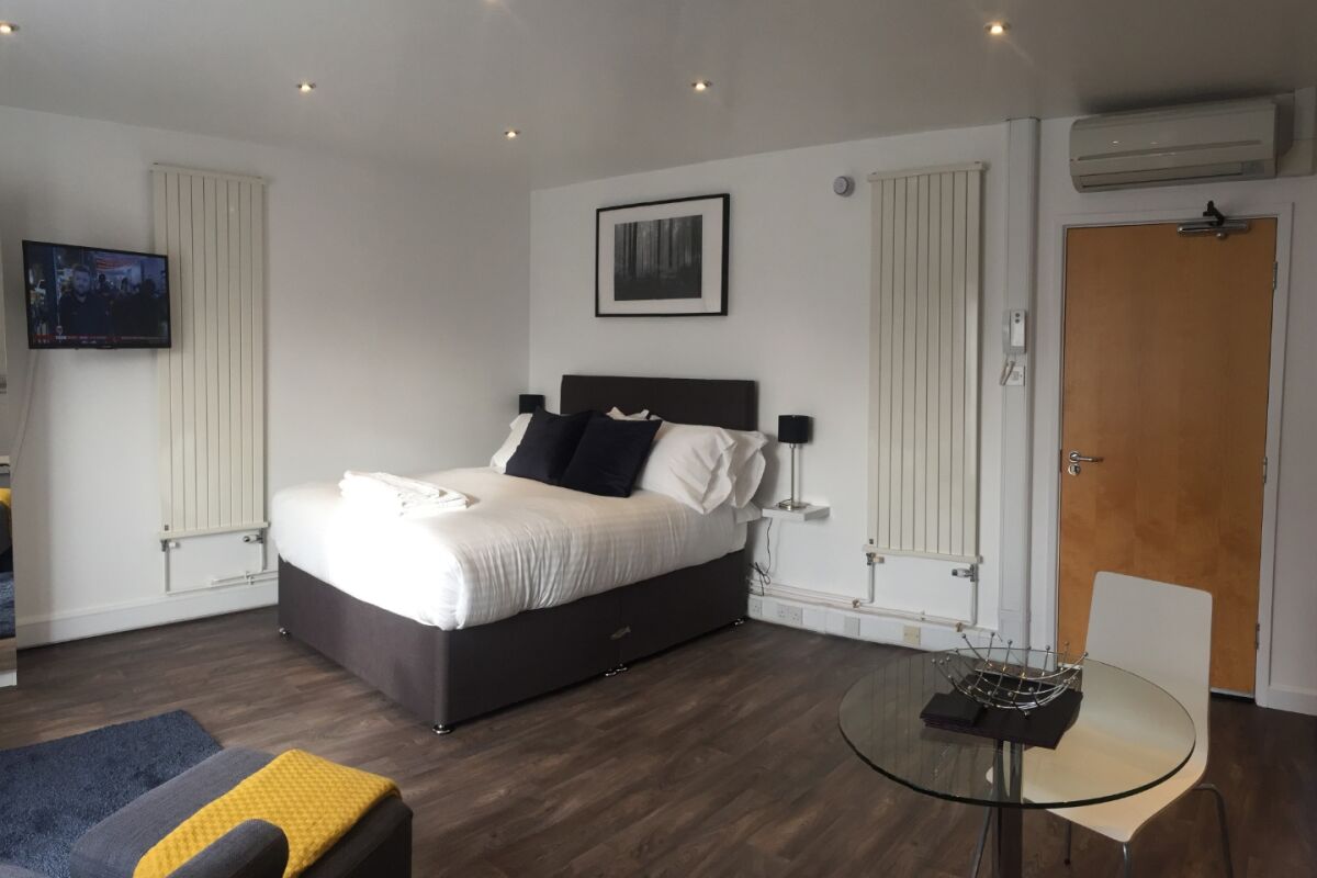 Studio, Charlotte Mews Serviced Apartment, Exeter