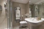 Bathroom, The Dales Serviced Apartments, Cambridge