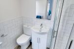 Shower Room, Hamlet House Serviced Accommodation, Southend-on-Sea