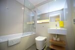 Bathroom, Staycity Aparthotel London Heathrow