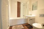 Bathroom, Barcino House Serviced Apartments, St. Albans