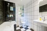 Bathroom, Parade Serviced Apartment, Cheltenham