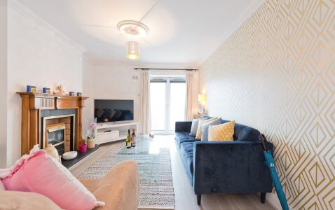 Lansdowne Square Apartment