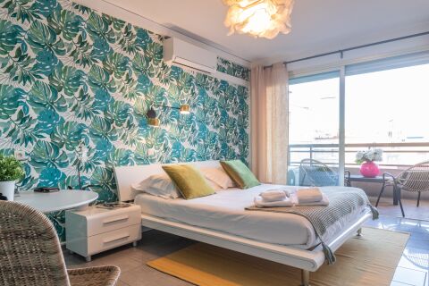 Bedroom with balcony Bright and Cosy 