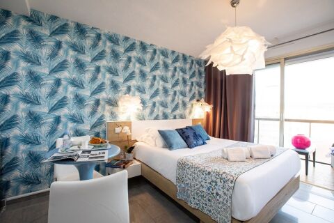 Bedroom with balcony Lovely Sea View 7B