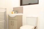 Bathroom, Quire Court Serviced Apartments, Gloucester