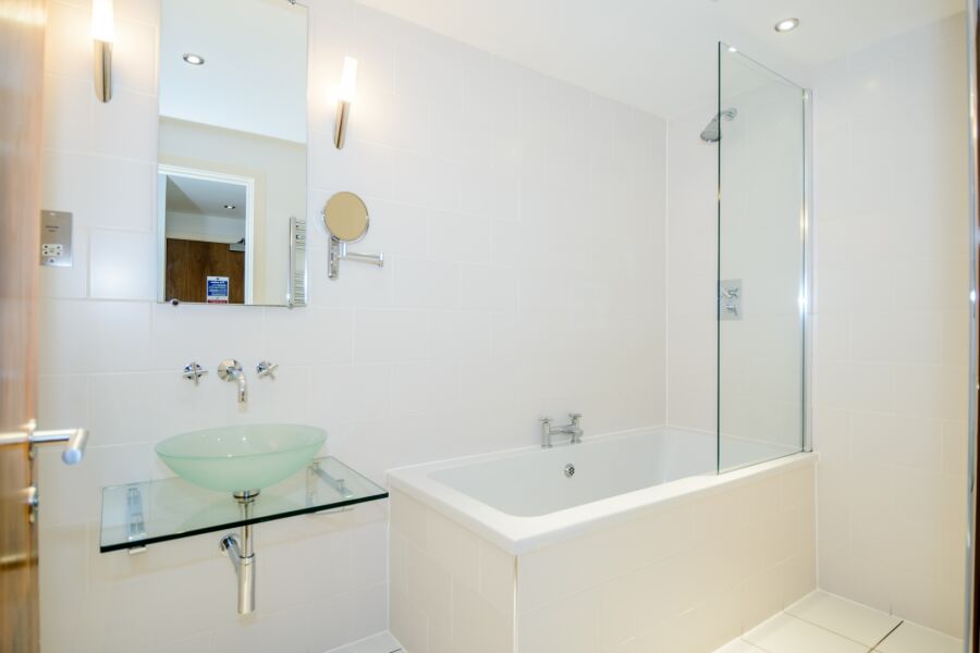 Bathroom, Lanes Serviced Apartments, Yeovil
