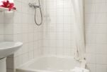 Place Charras Serviced Apartments, Courbevoie, Bathroom