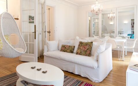 White Sacre Apartment