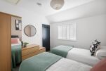 1-bed twin/king bedroom