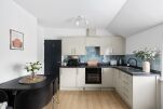 1-bed twin/king kitchen/dining area