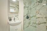 ensuite in apartment 4