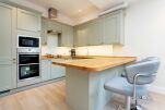 Kitchen, Thornhill Mews Serviced Apartment, East Putney, London