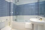 Bathroom, Reading Road Serviced Apartments, Farnborough