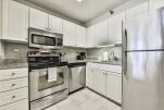 Kitchen, Chicagoan Serviced Apartments, Chicago