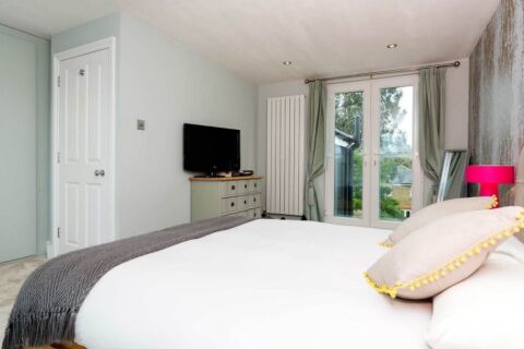 Bedroom, Gladstone Road Serviced Accommodation, Wimbledon