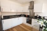 Sussex House Serviced Apartments, Kitchen, Reading