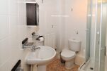 Bathroom, Copthorne Court Serviced Apartments, Crawley
